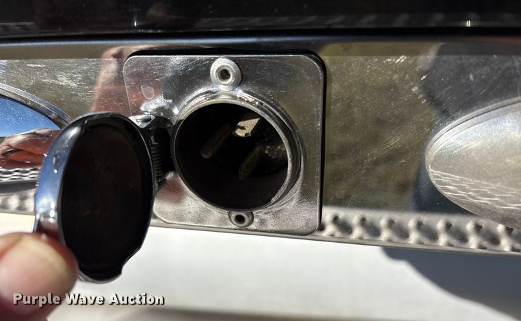 image for item ET7216 2014 Peterbilt 579 semi truck