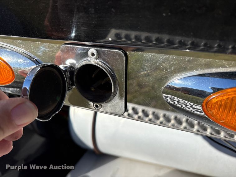 image for item ET7216 2014 Peterbilt 579 semi truck