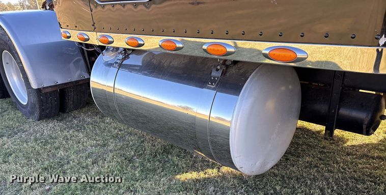 image for item ET7216 2014 Peterbilt 579 semi truck