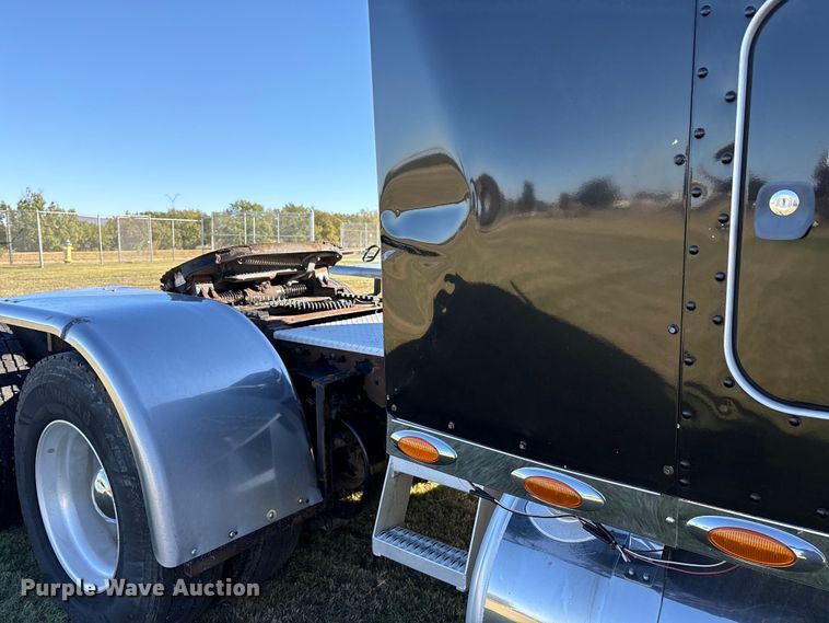 image for item ET7216 2014 Peterbilt 579 semi truck