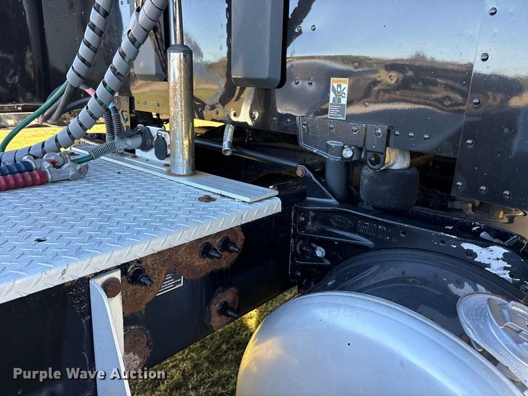 image for item ET7216 2014 Peterbilt 579 semi truck