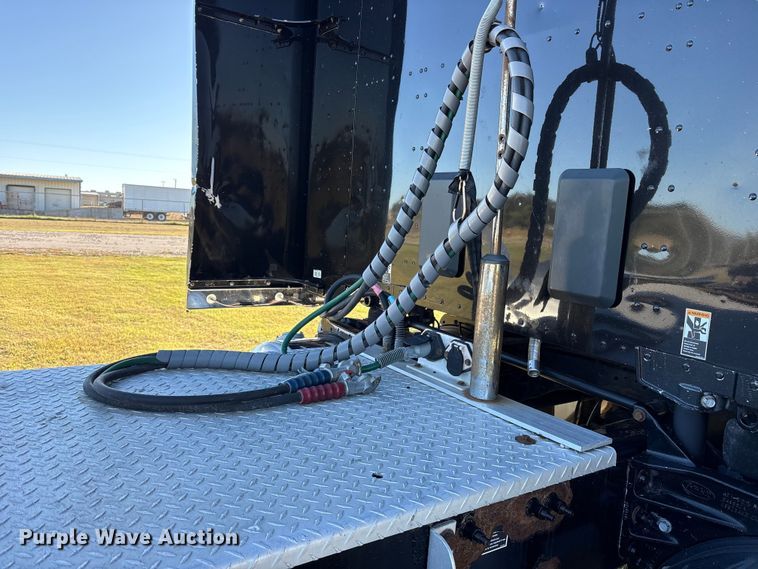 image for item ET7216 2014 Peterbilt 579 semi truck