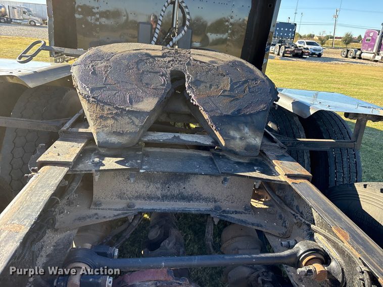 image for item ET7216 2014 Peterbilt 579 semi truck