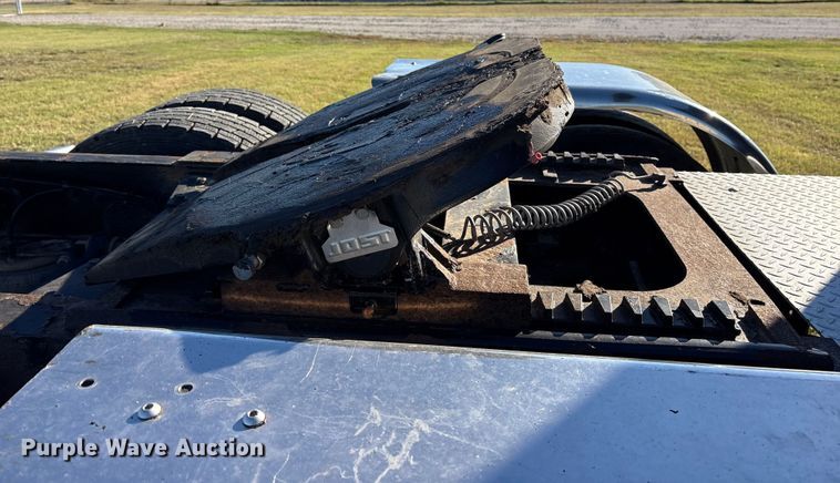 image for item ET7216 2014 Peterbilt 579 semi truck