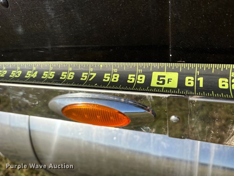 image for item ET7216 2014 Peterbilt 579 semi truck