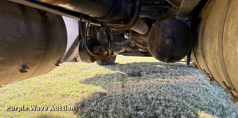 image for item ET7216 2014 Peterbilt 579 semi truck