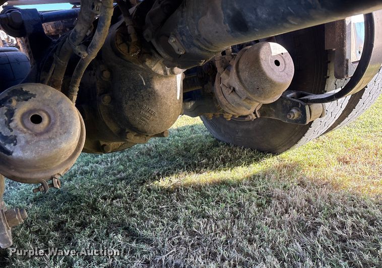 image for item ET7216 2014 Peterbilt 579 semi truck