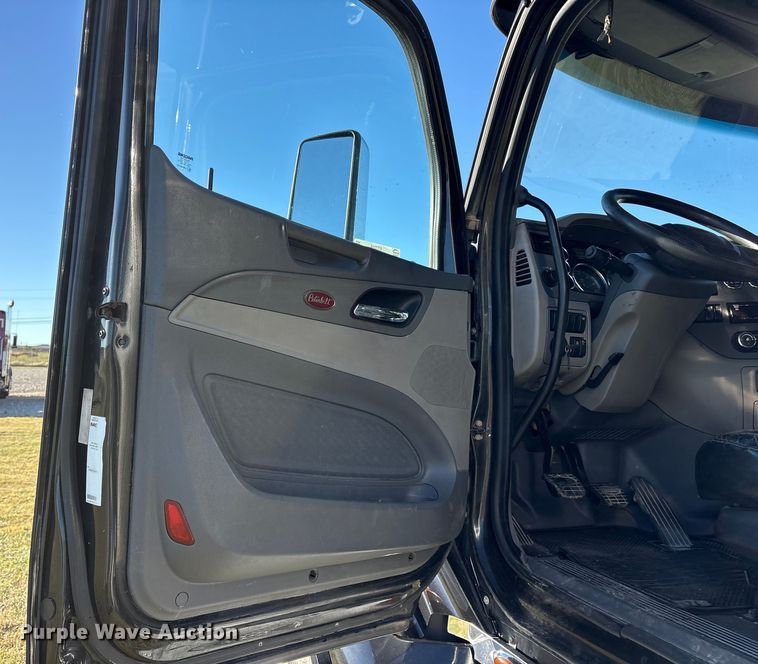 image for item ET7216 2014 Peterbilt 579 semi truck
