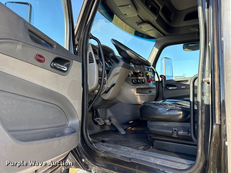 image for item ET7216 2014 Peterbilt 579 semi truck