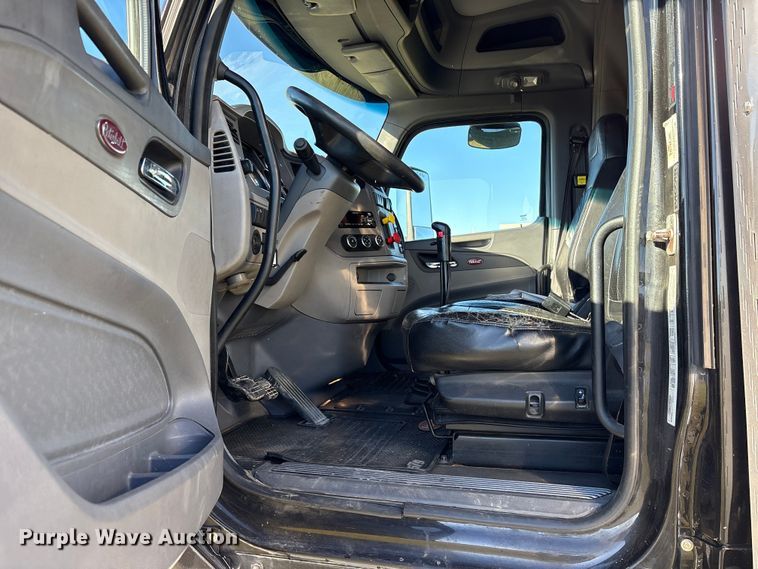 image for item ET7216 2014 Peterbilt 579 semi truck