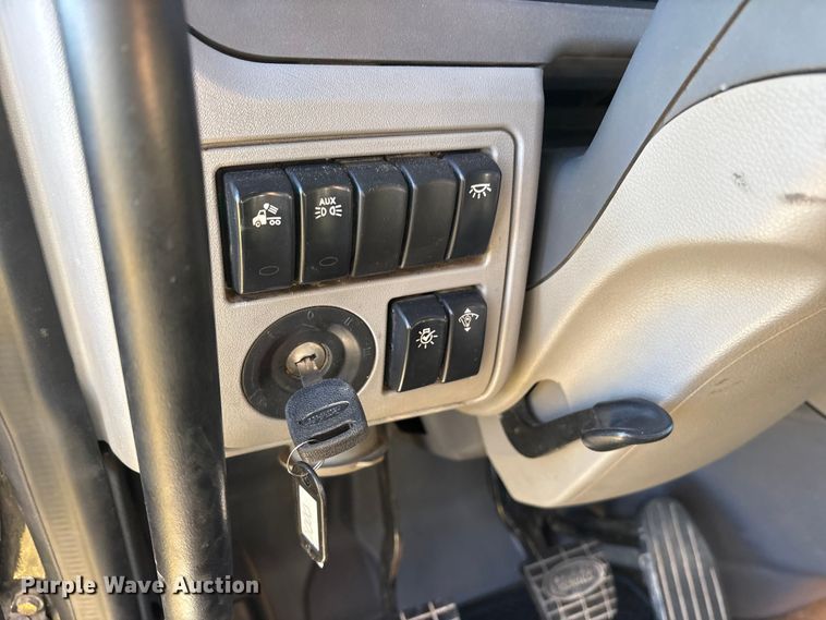 image for item ET7216 2014 Peterbilt 579 semi truck