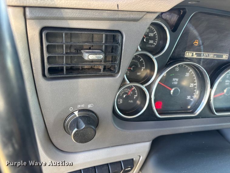 image for item ET7216 2014 Peterbilt 579 semi truck