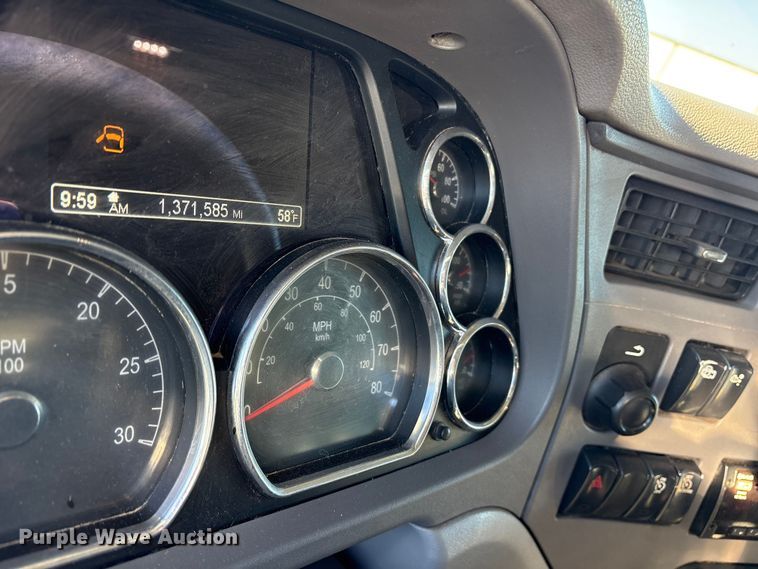 image for item ET7216 2014 Peterbilt 579 semi truck