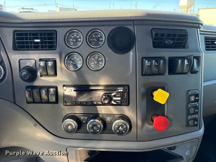 image for item ET7216 2014 Peterbilt 579 semi truck