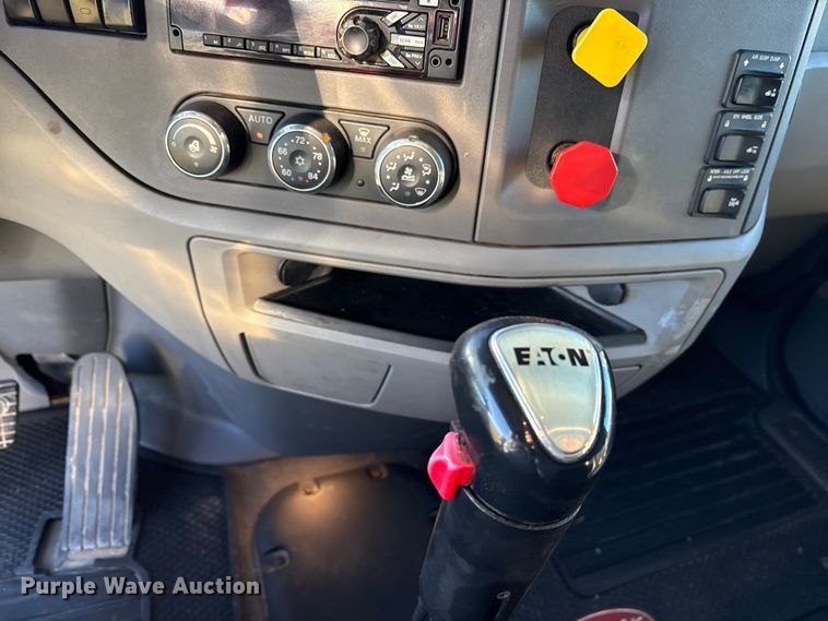 image for item ET7216 2014 Peterbilt 579 semi truck