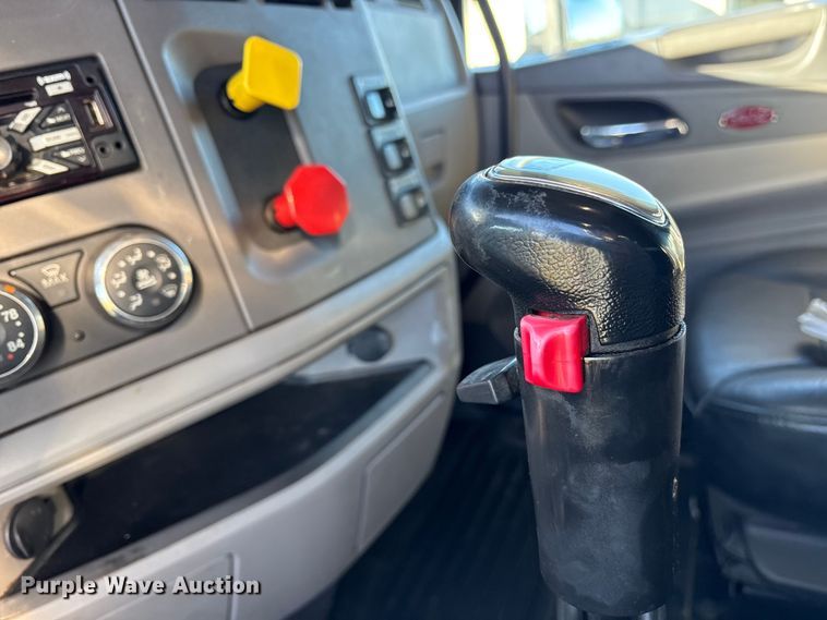 image for item ET7216 2014 Peterbilt 579 semi truck