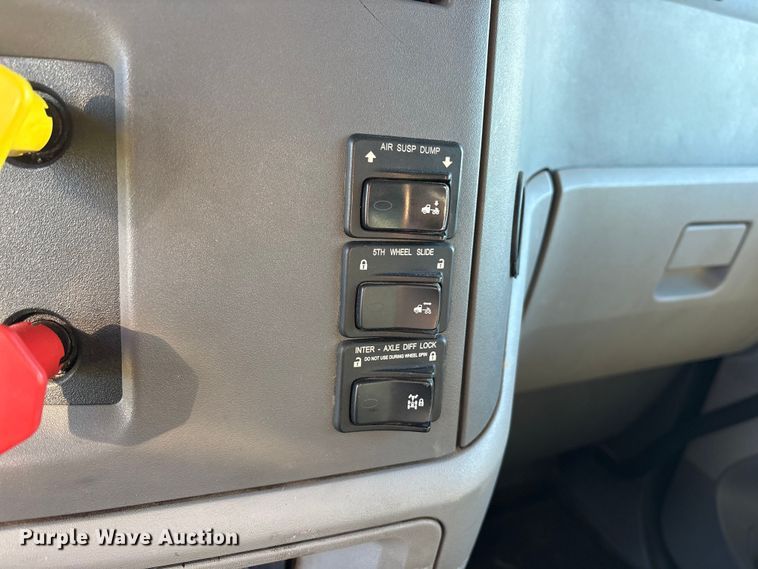 image for item ET7216 2014 Peterbilt 579 semi truck