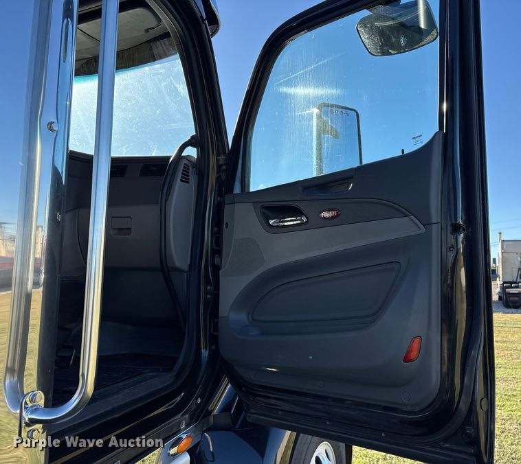 image for item ET7216 2014 Peterbilt 579 semi truck