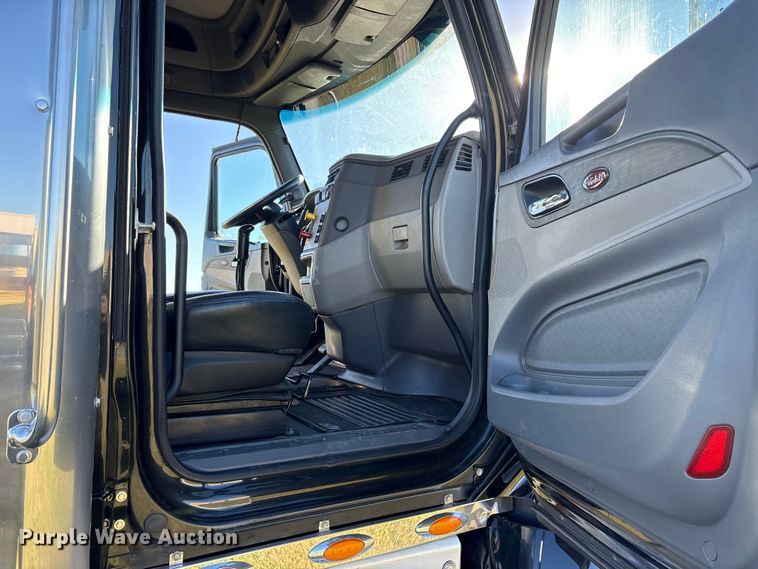 image for item ET7216 2014 Peterbilt 579 semi truck