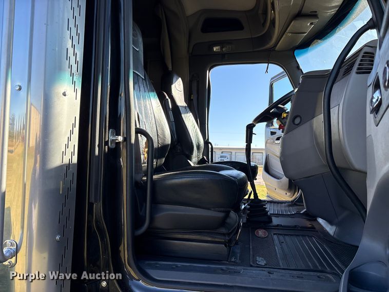 image for item ET7216 2014 Peterbilt 579 semi truck