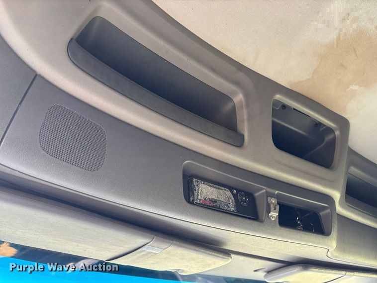 image for item ET7216 2014 Peterbilt 579 semi truck