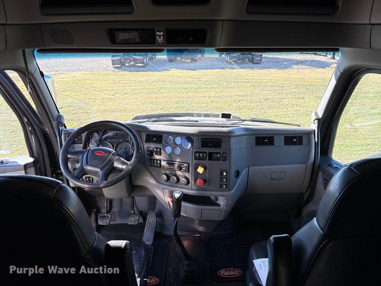image for item ET7216 2014 Peterbilt 579 semi truck