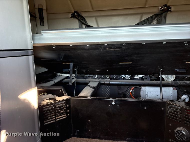 image for item ET7216 2014 Peterbilt 579 semi truck