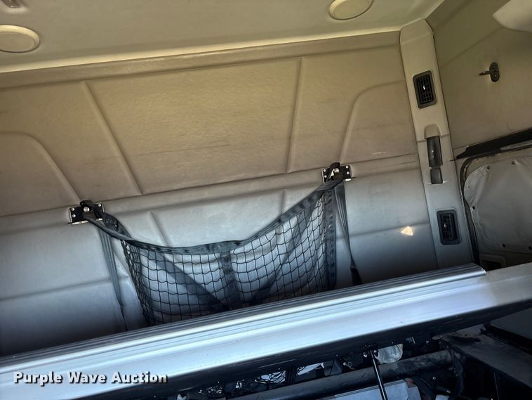 image for item ET7216 2014 Peterbilt 579 semi truck