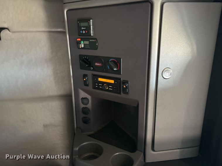 image for item ET7216 2014 Peterbilt 579 semi truck