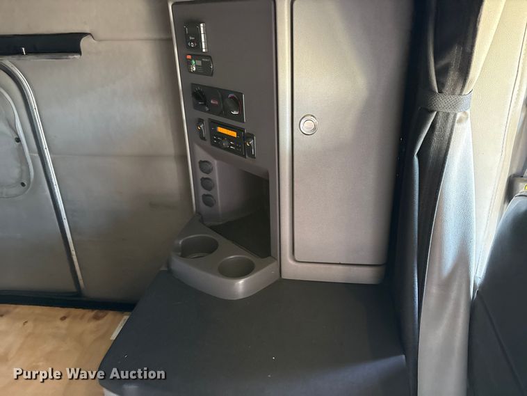 image for item ET7216 2014 Peterbilt 579 semi truck