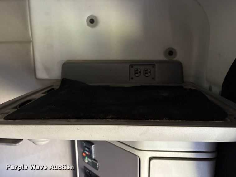 image for item ET7216 2014 Peterbilt 579 semi truck