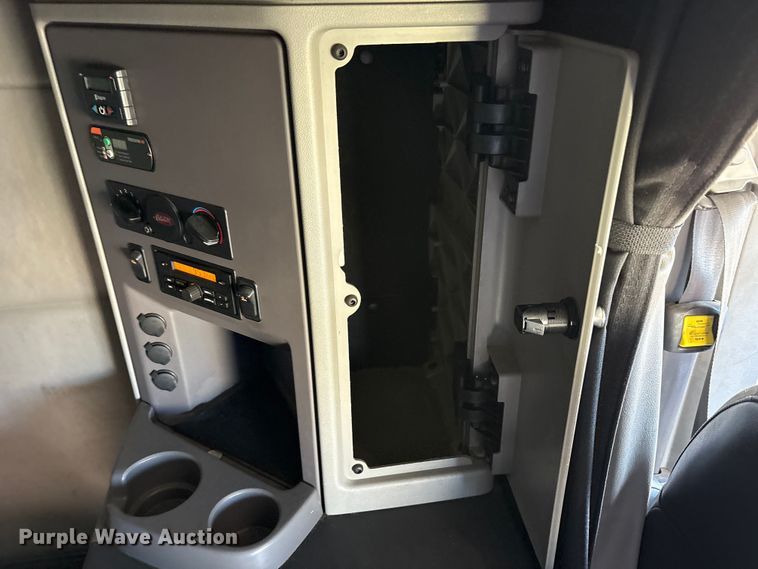 image for item ET7216 2014 Peterbilt 579 semi truck