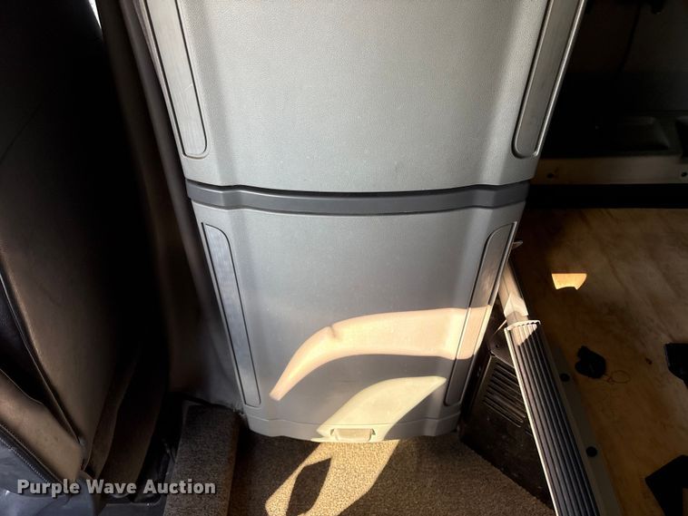 image for item ET7216 2014 Peterbilt 579 semi truck