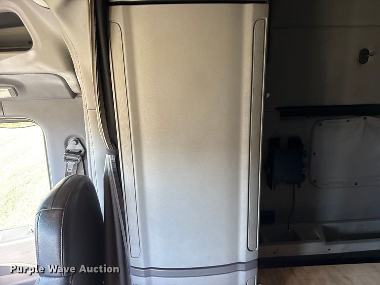 image for item ET7216 2014 Peterbilt 579 semi truck