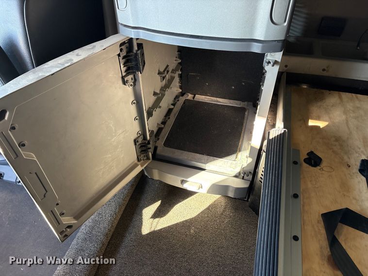 image for item ET7216 2014 Peterbilt 579 semi truck