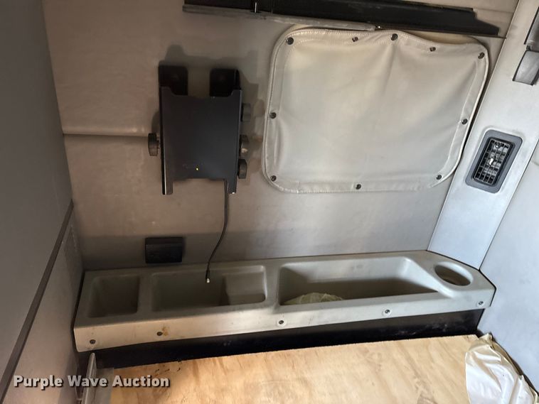 image for item ET7216 2014 Peterbilt 579 semi truck