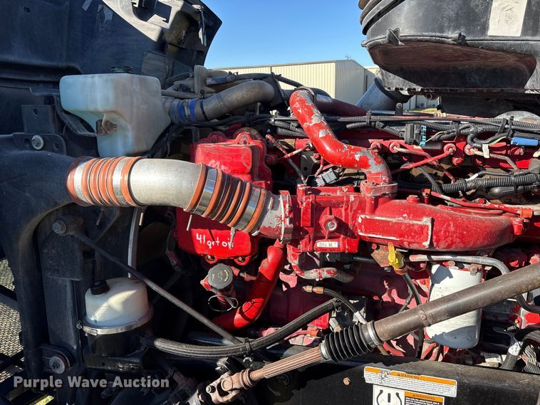 image for item ET7216 2014 Peterbilt 579 semi truck