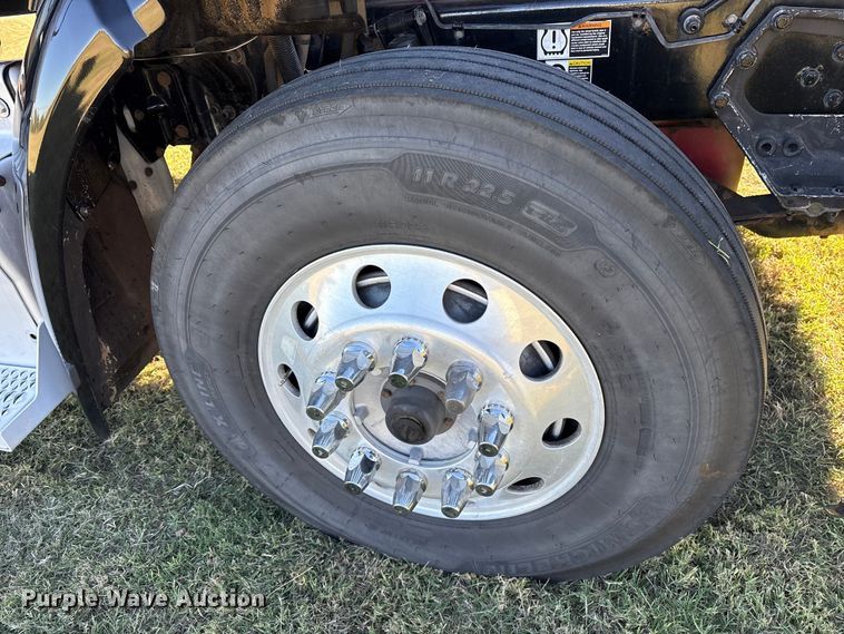 image for item ET7216 2014 Peterbilt 579 semi truck