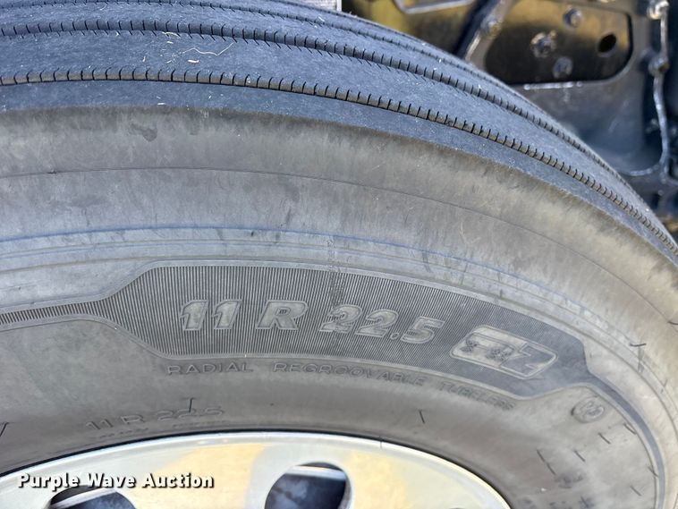 image for item ET7216 2014 Peterbilt 579 semi truck