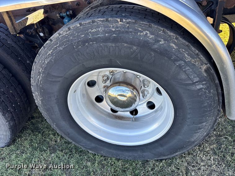 image for item ET7216 2014 Peterbilt 579 semi truck