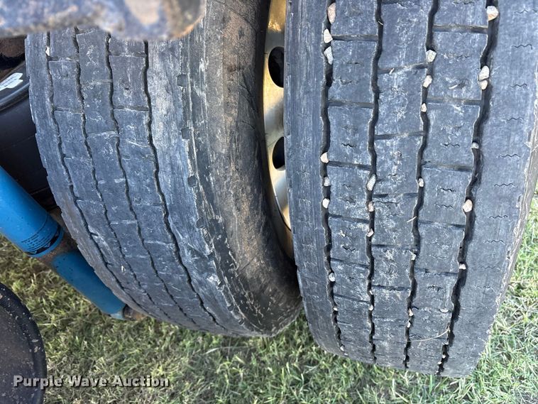 image for item ET7216 2014 Peterbilt 579 semi truck