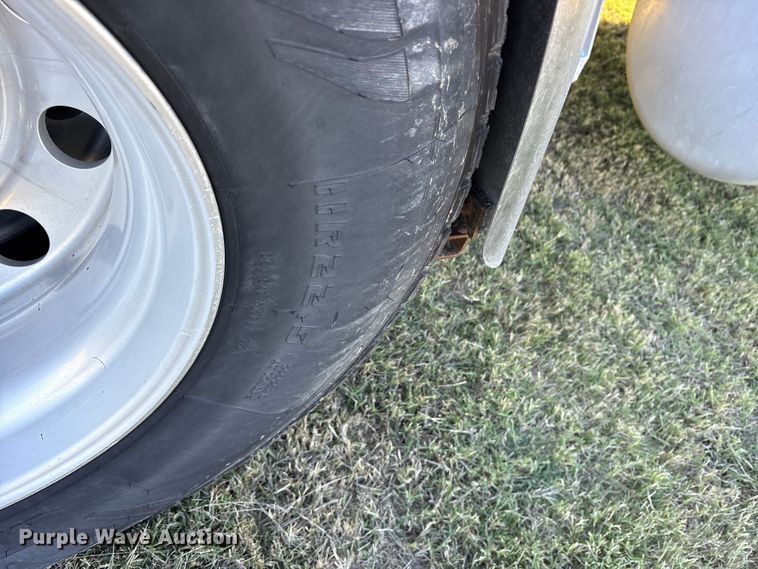 image for item ET7216 2014 Peterbilt 579 semi truck