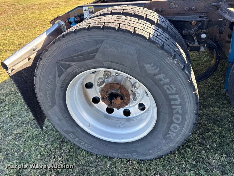 image for item ET7216 2014 Peterbilt 579 semi truck