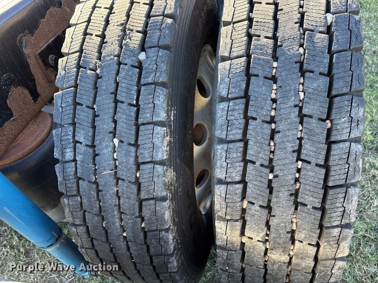 image for item ET7216 2014 Peterbilt 579 semi truck