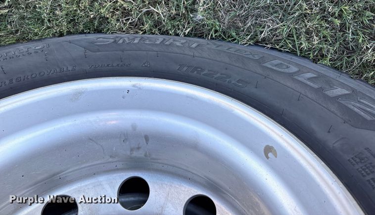 image for item ET7216 2014 Peterbilt 579 semi truck