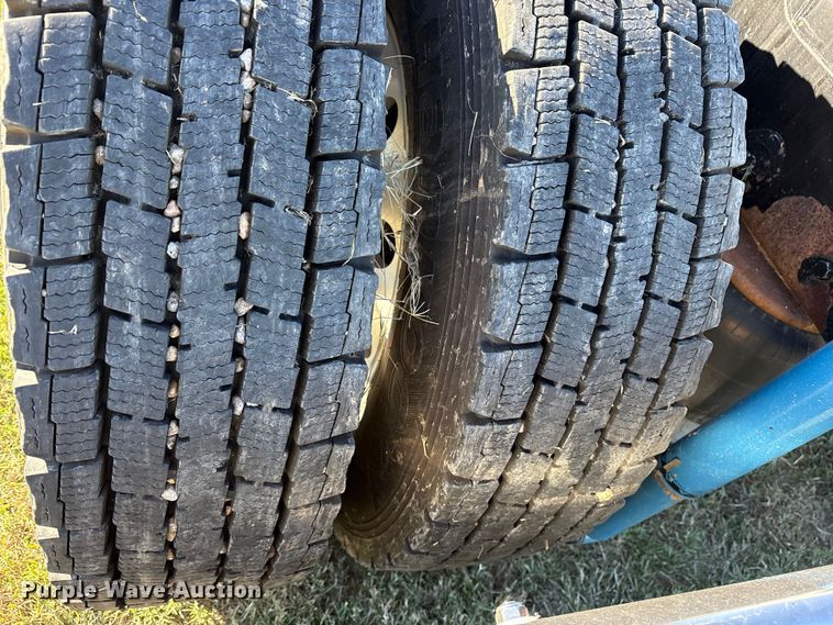 image for item ET7216 2014 Peterbilt 579 semi truck