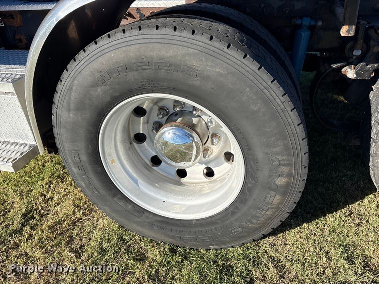 image for item ET7216 2014 Peterbilt 579 semi truck