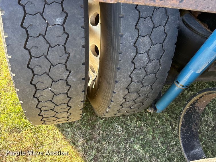 image for item ET7216 2014 Peterbilt 579 semi truck