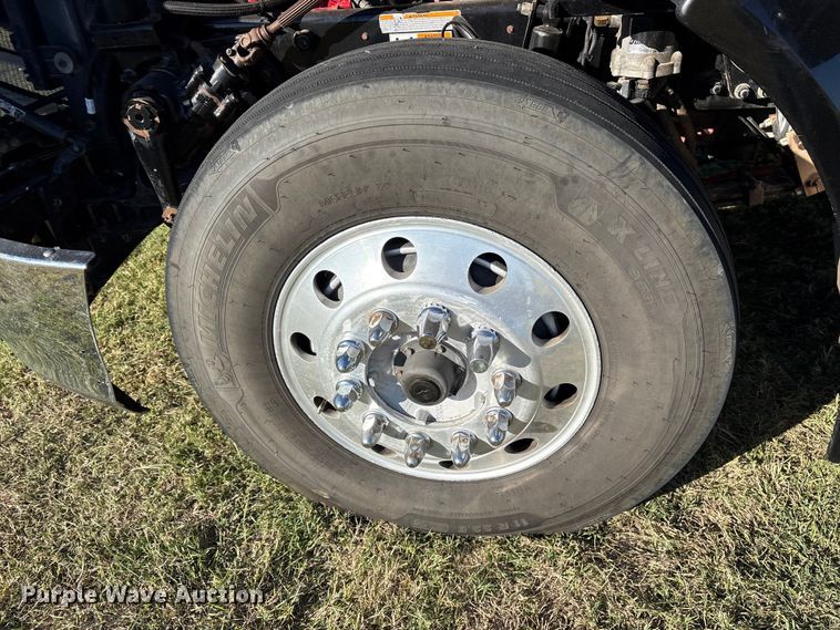 image for item ET7216 2014 Peterbilt 579 semi truck