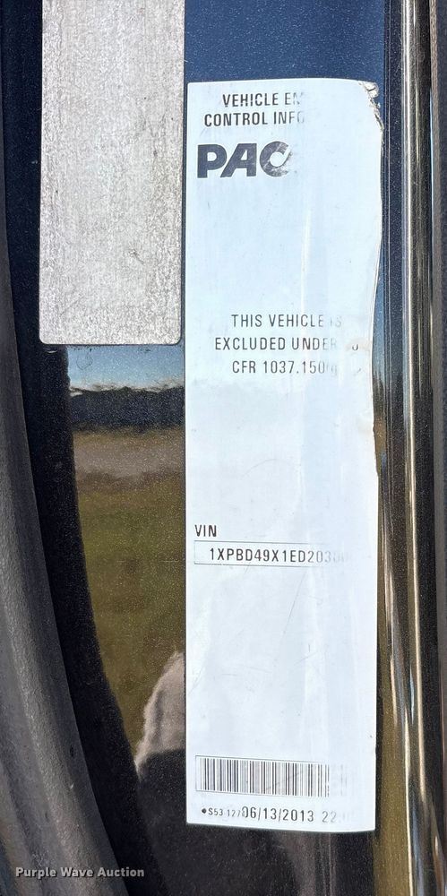 image for item ET7216 2014 Peterbilt 579 semi truck